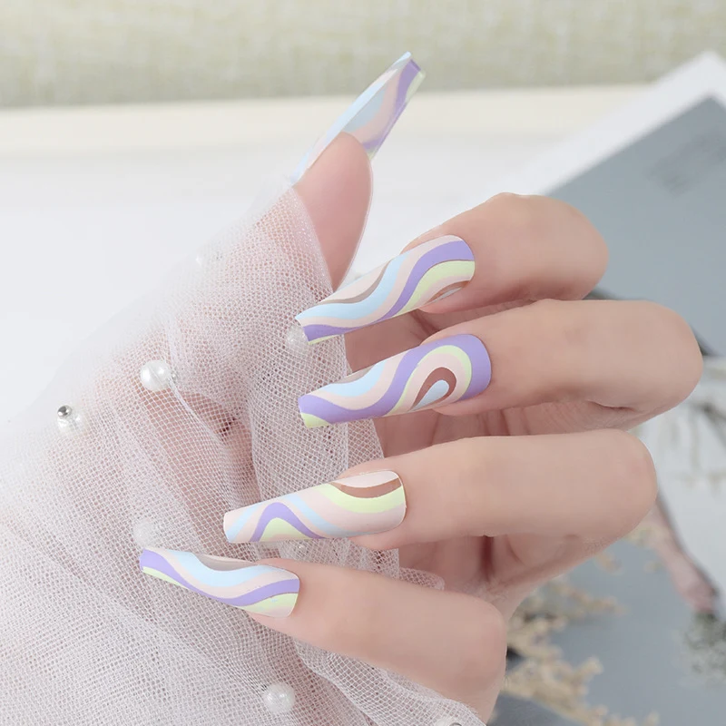 Künstlerisches Lang Press-On Nagelset mit buntem Wellenmuster Karnz