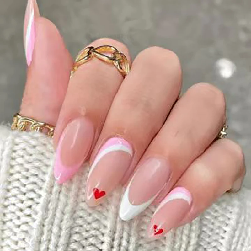 Künstlerisches Herz-verziertes Nageldesign Karnz
