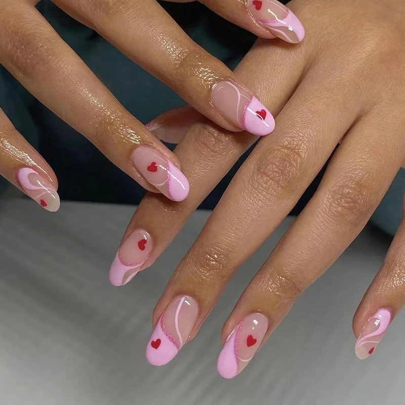 Kunstvolle Nagelverlängerungen mit Herzen-Motiv Karnz