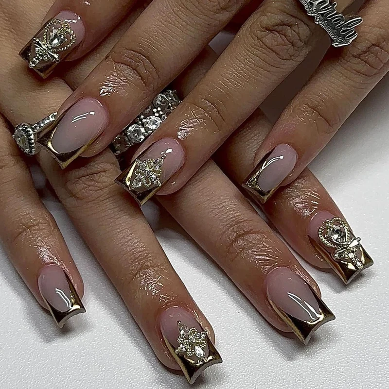 Kunstvolle Nagelverlängerungen mit Goldakzenten Karnz