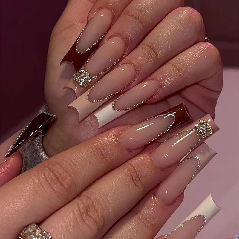 Kunstvolle Nagelverlängerungen mit Glitzerverzierungen Karnz