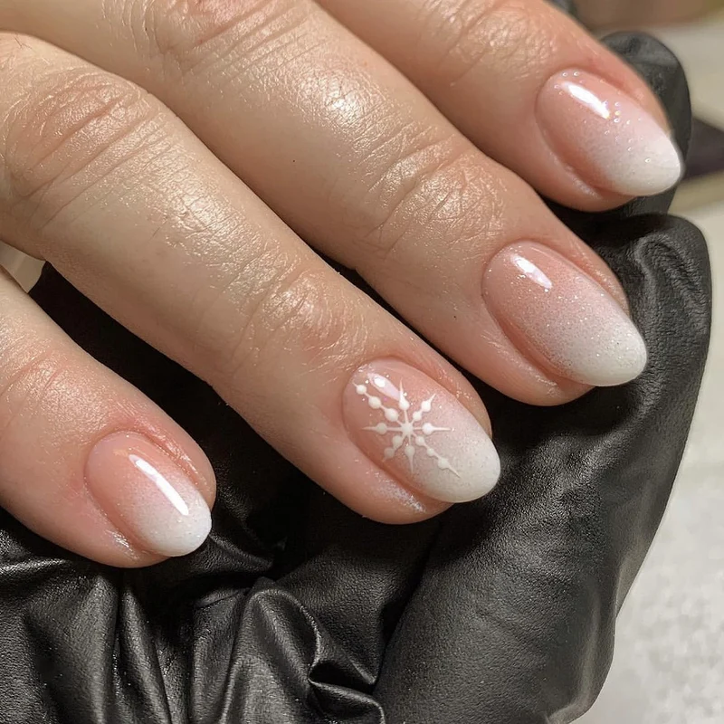 Kunstvolle Nagelverlängerungen mit Glitzer- und Schneeflockendesign Karnz