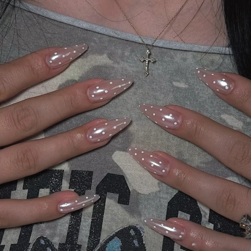 Kunstvolle Nagelverlängerungen mit Glitzer und Punkten Karnz
