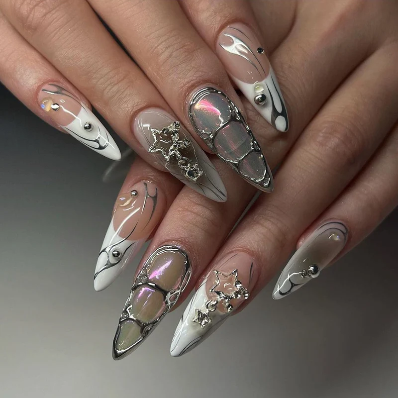 Kunstvolle Nagelverlängerungen mit Glitzer- und Perlverzierungen Karnz