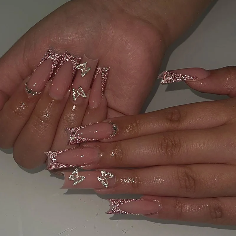 Kunstvolle Nagelverlängerungen mit Glitzer und dekorativen Akzenten Karnz