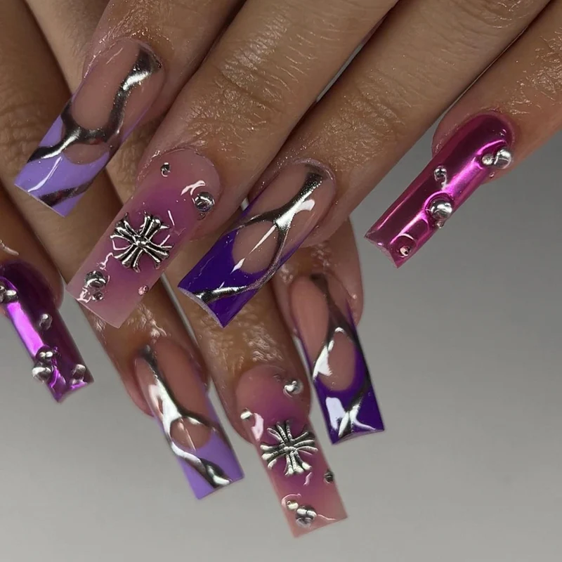Kunstvolle Nagelverlängerungen mit Glitzer- und Blumenmotiven Karnz