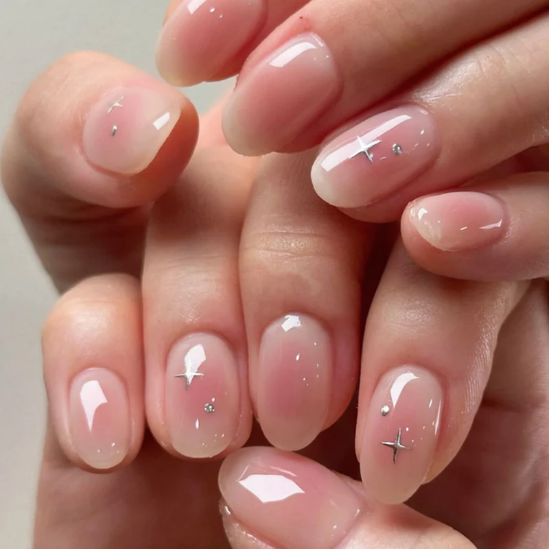 Kunstvolle Nagelverlängerungen mit glänzenden Strassakzenten Karnz