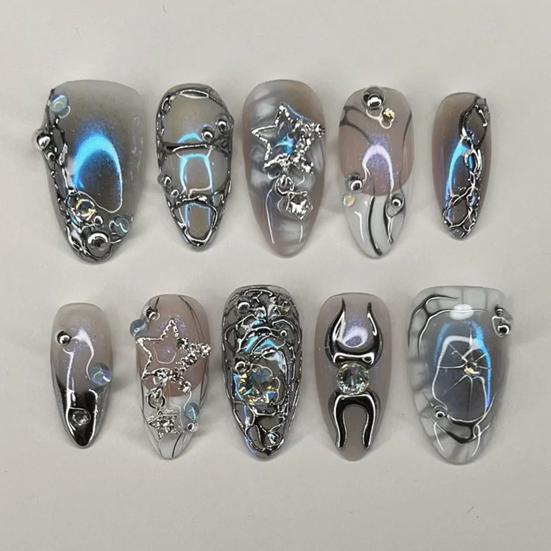 Kunstvolle Nagelverlängerungen mit glänzenden Metallakzenten Karnz