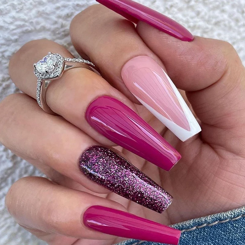Kunstvolle Nagelverlängerungen mit Glamourösen Glitzereffekten Karnz