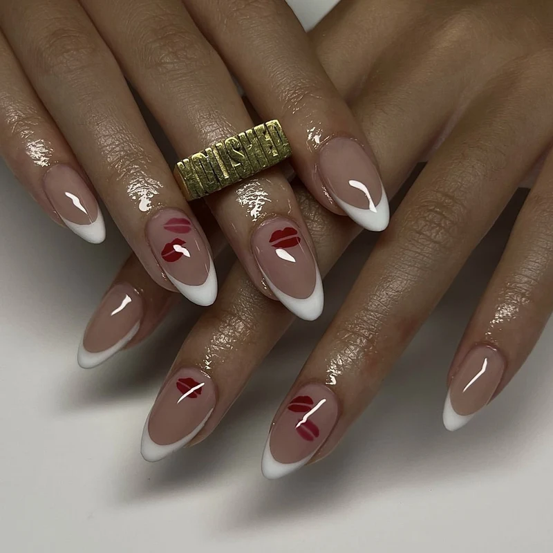 Kunstvolle Nagelverlängerungen mit glamourösem Lippen-Design Karnz