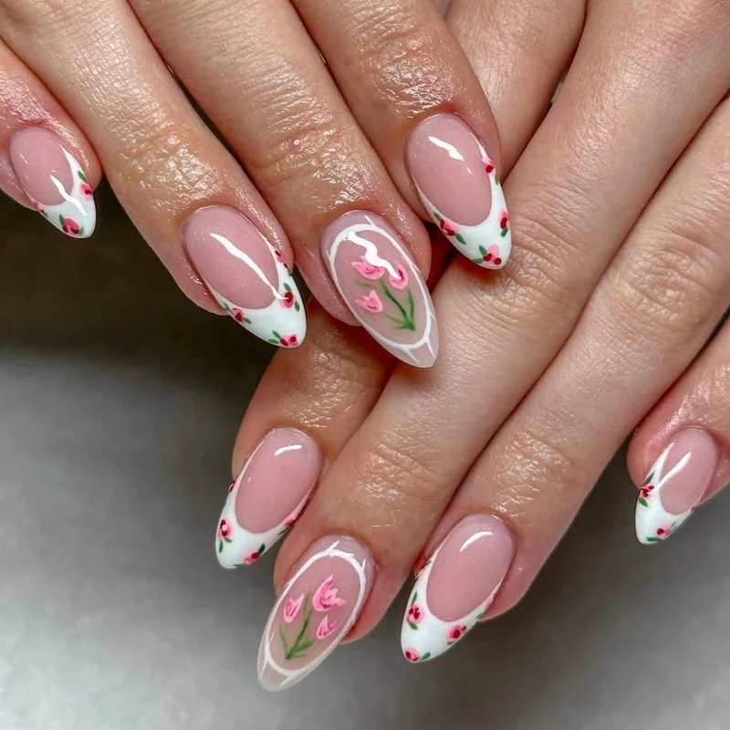 Kunstvolle Nagelverlängerungen mit floralem Design Karnz
