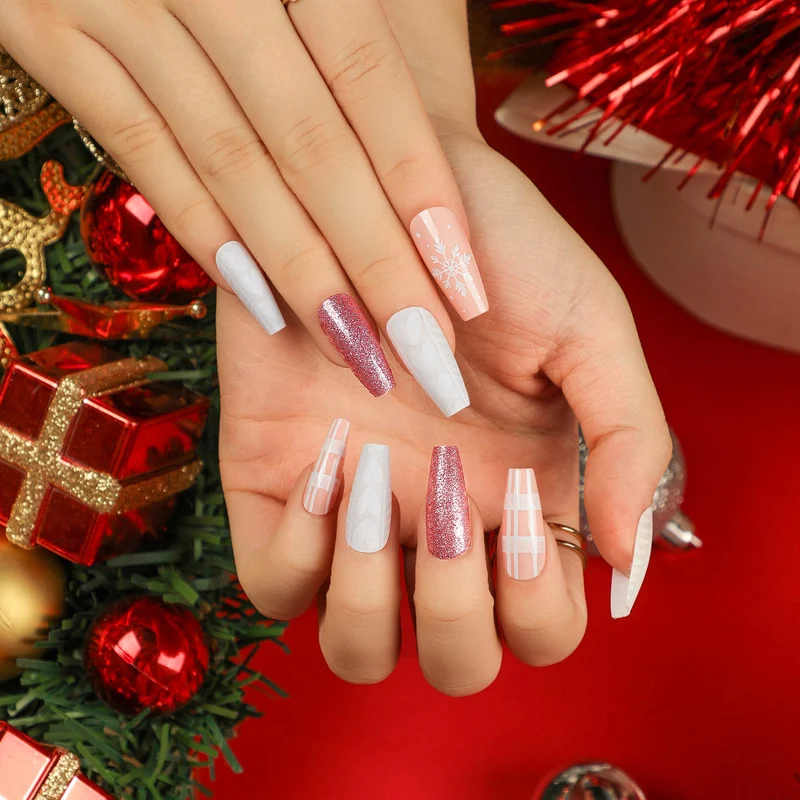 Kunstvolle Nagelverlängerungen mit festlichem Glitter-Design Karnz