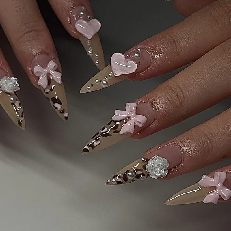 Kunstvolle Nagelverlängerungen mit dekorativen 3D-Motiven Karnz
