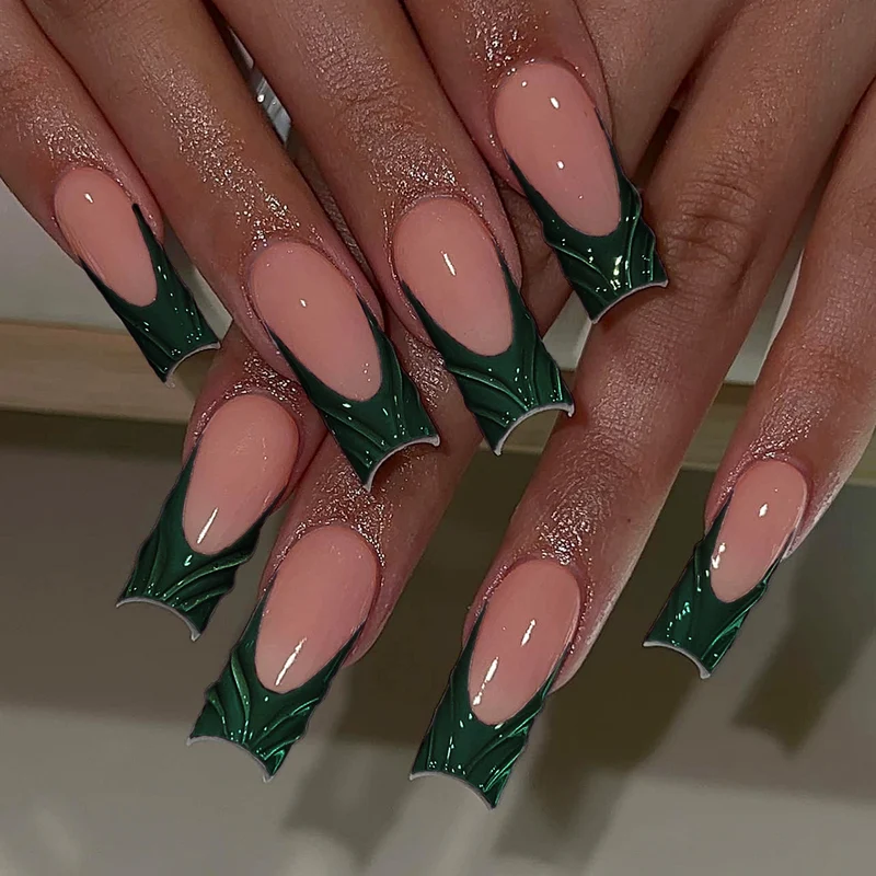 Kunstvolle Nagelverlängerungen mit botanischem Design Karnz