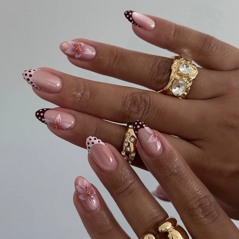 Kunstvolle Nagelverlängerungen mit Blüten- und Punktedesign Karnz