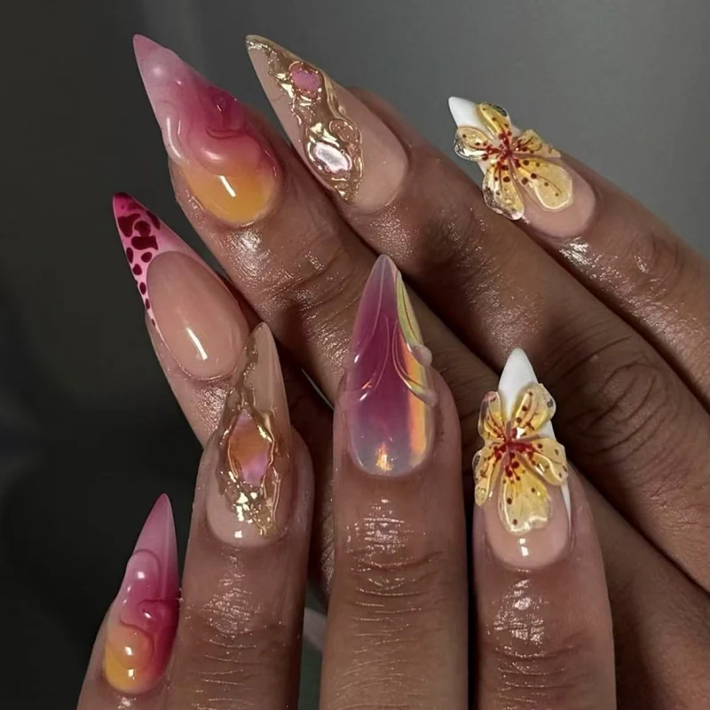 Kunstvolle Nagelverlängerungen mit Blüten- und Ombre-Design Karnz