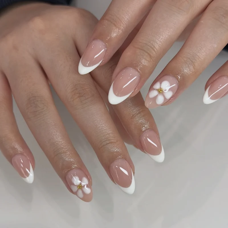 Kunstvolle Nagelverlängerungen mit Blüten-Design und eleganten French-Spitzen Karnz