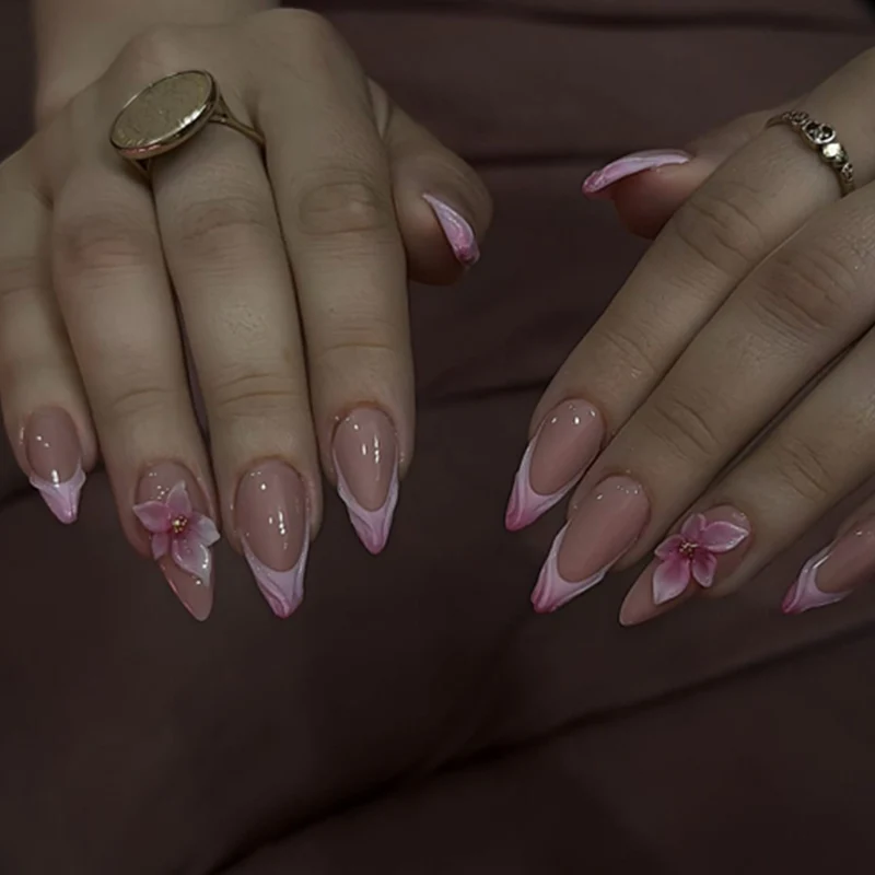 Kunstvolle Nagelverlängerungen mit Blumenakzenten Karnz