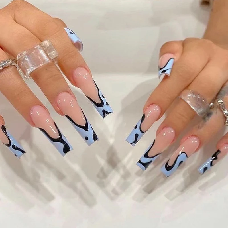 Kunstvolle Nagelverlängerungen mit abstraktem Wellenmuster Karnz