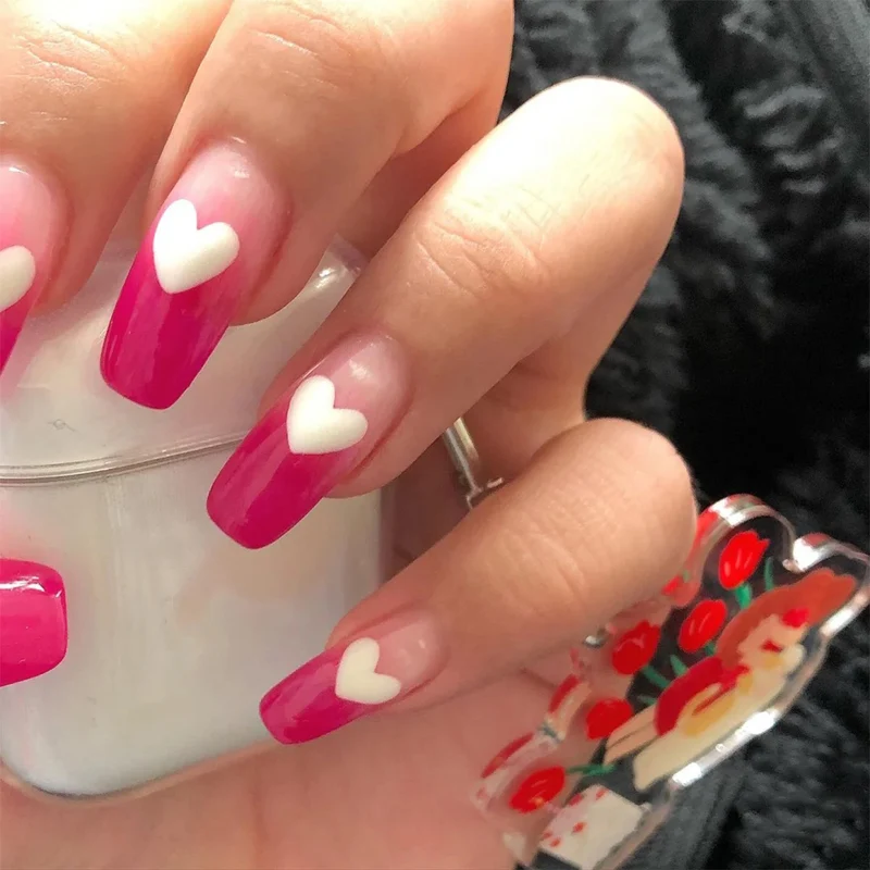 Kunstvolle Nagelverlängerungen im romantischen Herzdesign Karnz