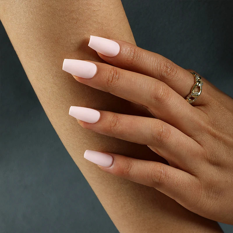 Kunstvolle Nagelverlängerungen im modernen Stil Karnz