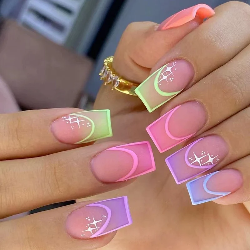 Kunstvolle Nagelverlängerungen im modernen Design mit geometrischen Verzierungen Karnz
