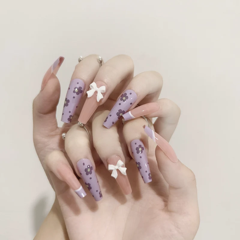 Kunstvolle Nagelverlängerungen im floralen Design Karnz