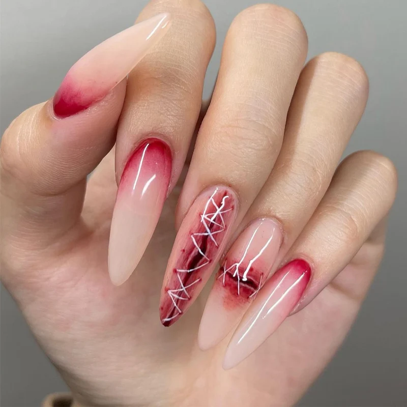 Kunstvolle Nagelverlängerungen im eleganten Ombre-Stil mit Kunstmotiv Karnz