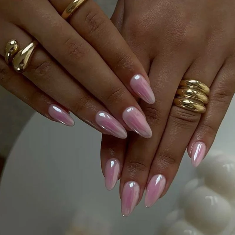 Kunstvolle Nagelverlängerungen im eleganten Ombre-Design Karnz