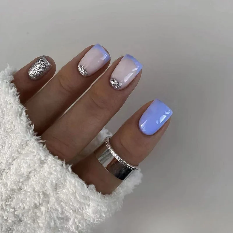 Kunstvolle Nagelspitzen mit Glitzerverzierung Karnz