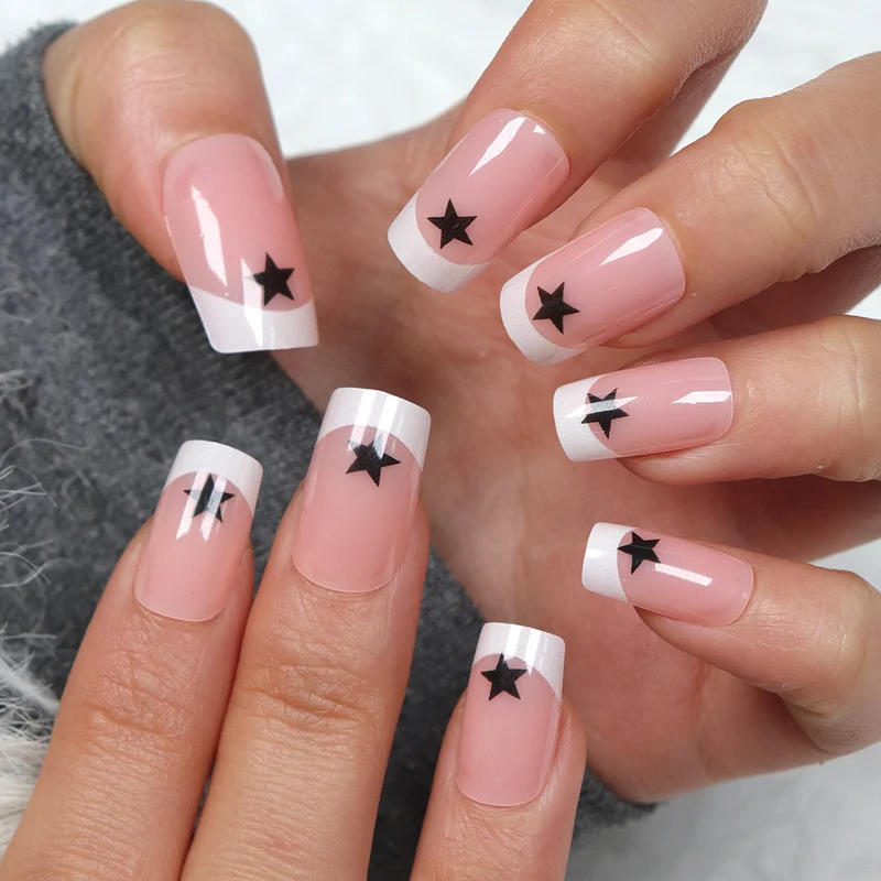 Künstlerische French Tip Press-On Nägel mit Sternakzenten Karnz
