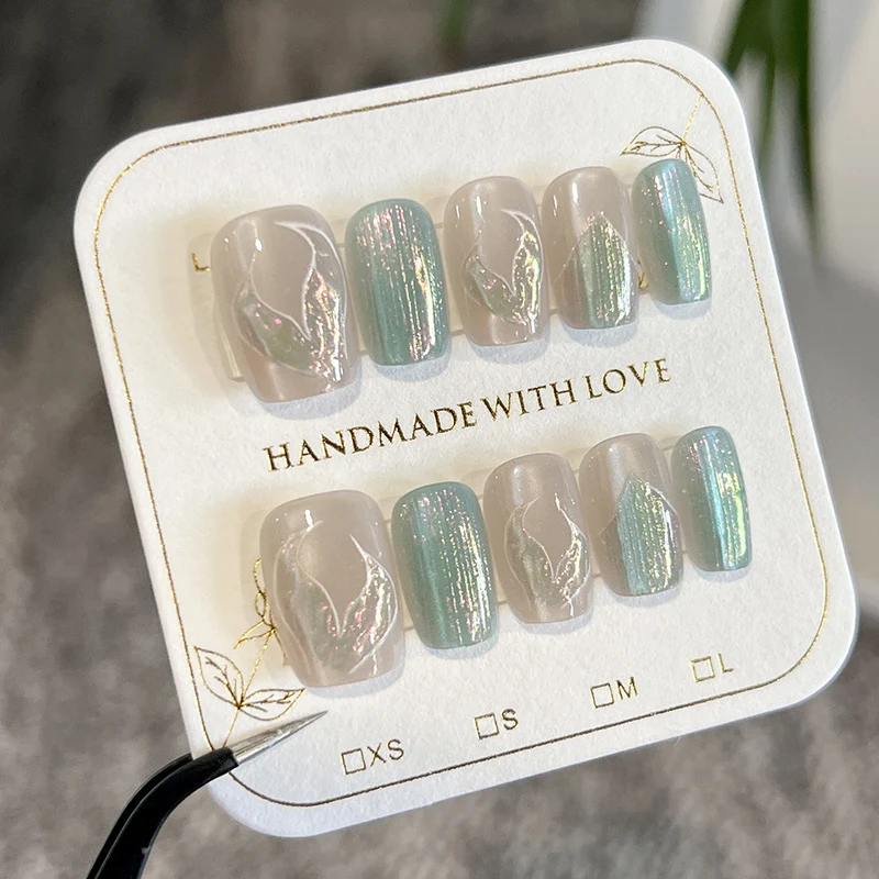 Kunstvolle Nagelspitzen mit floralem Design Karnz