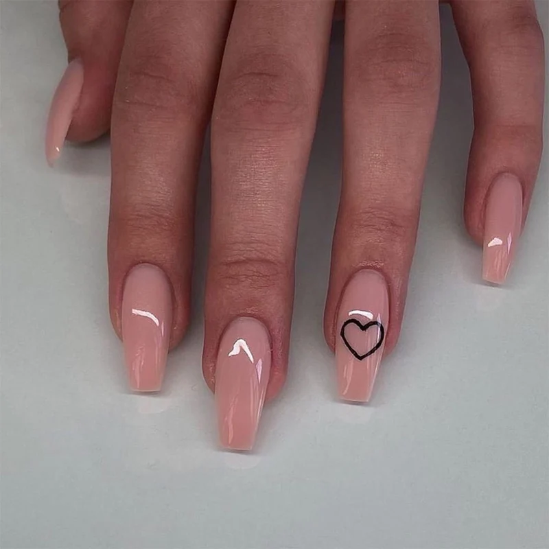 Kunstvolle Nagelkunst mit zarten Herzen Karnz