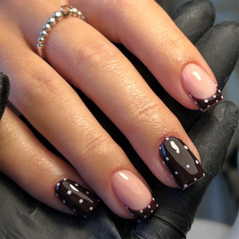 Kunstvolle Nagelkunst mit trendigem Punktedesign Karnz