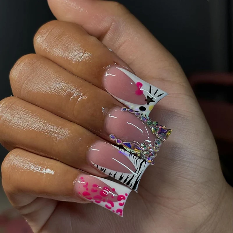 Kunstvolle Nagelkunst mit Tiermotiv und Strassverzierungen Karnz