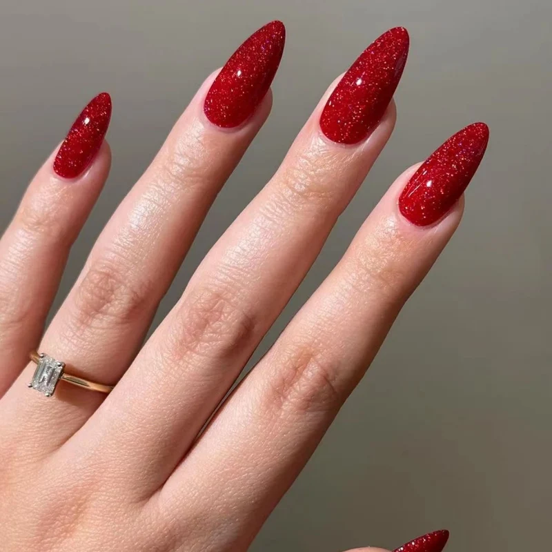 Glitzernde Stiletto-Nagelerweiterungen Karnz
