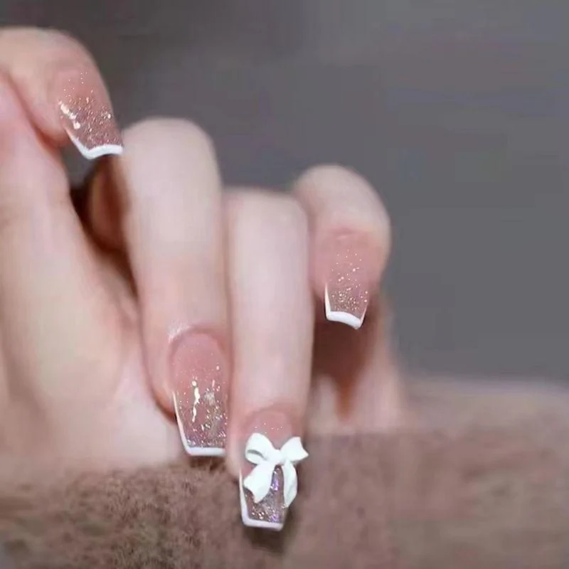 Glamouröse Glitzer-Nagelkunst Karnz