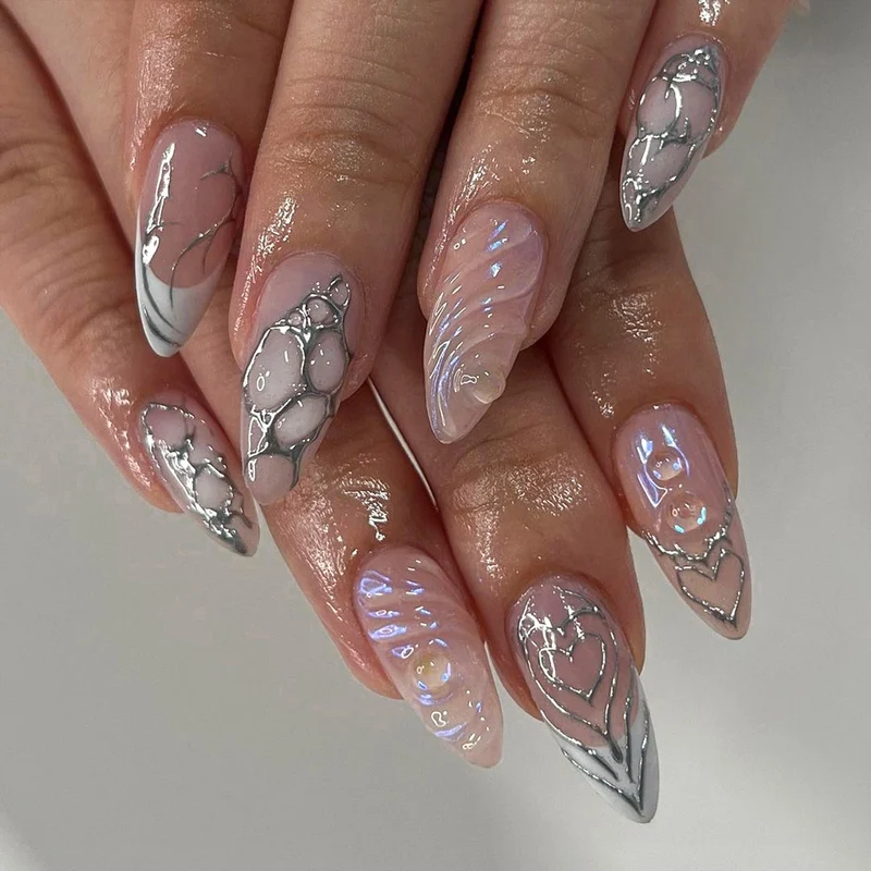 Elegante Stiletto-Nagelverlängerungen mit dekorativen silbernen Akzenten Karnz