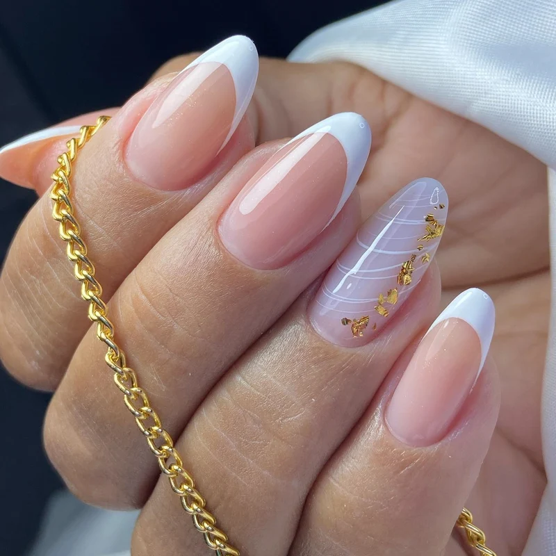 Elegante, mandelförmige Nagelverlängerungen Karnz