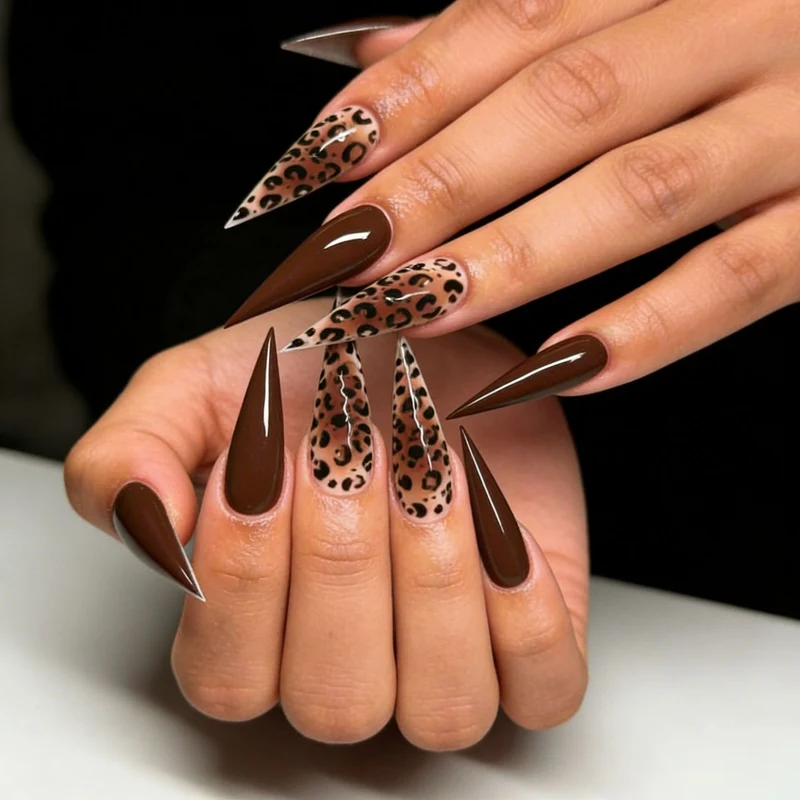 Künstlerische Stiletto-Nagelerweiterungen mit Leopardenmuster Karnz