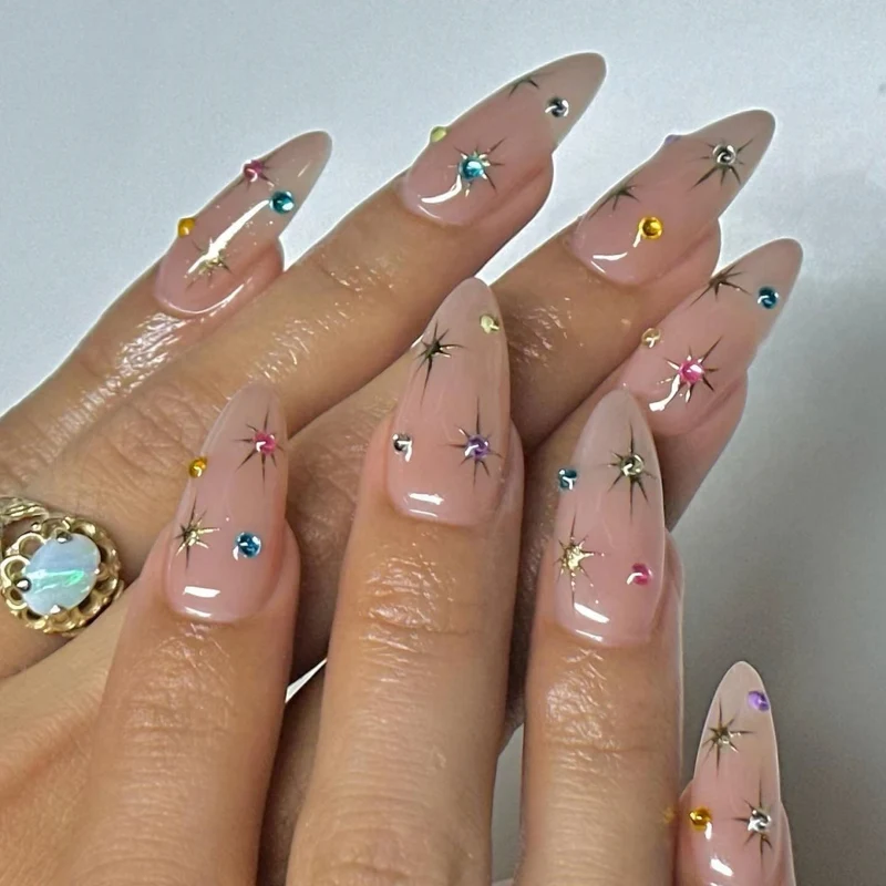 Künstlerische mit Strass verziert, mandelförmige Nagelverlängerungen Karnz