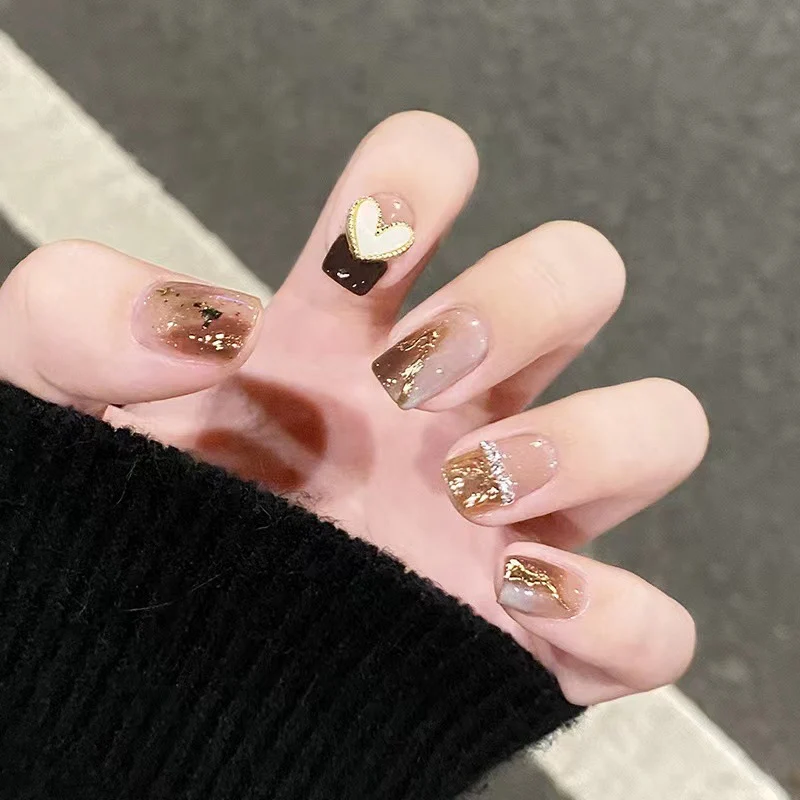 Künstlerische Nagelverlängerungen mit Herz- und Glitzerakzenten Karnz