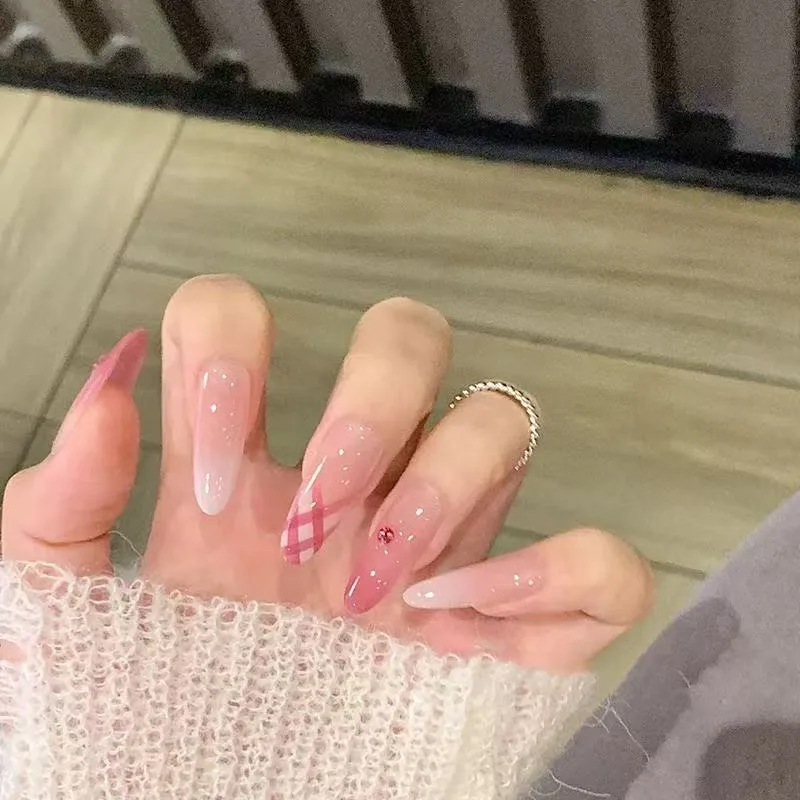 Künstlerische Acryl-Nagelerweiterungen Karnz