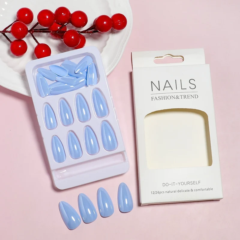 Glänzendes Faux-Nagel-Set Karnz