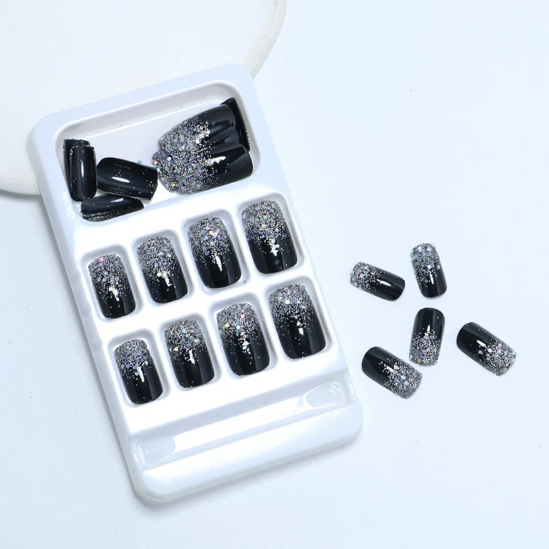 Glitzernde Nagelkunst Karnz