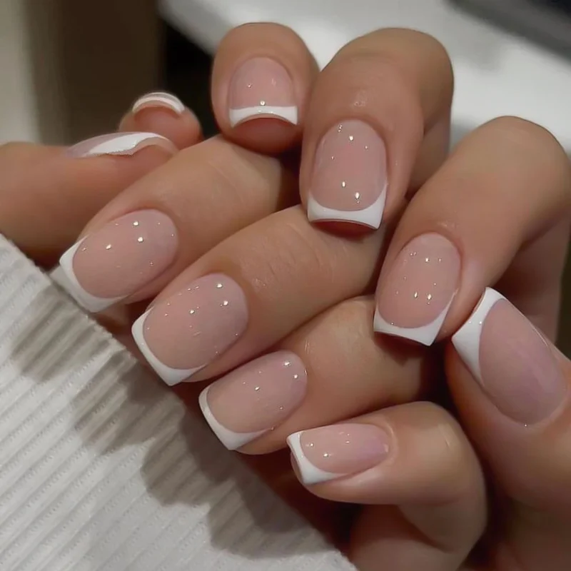 Elegante French Tip Press-On Nägel Karnz