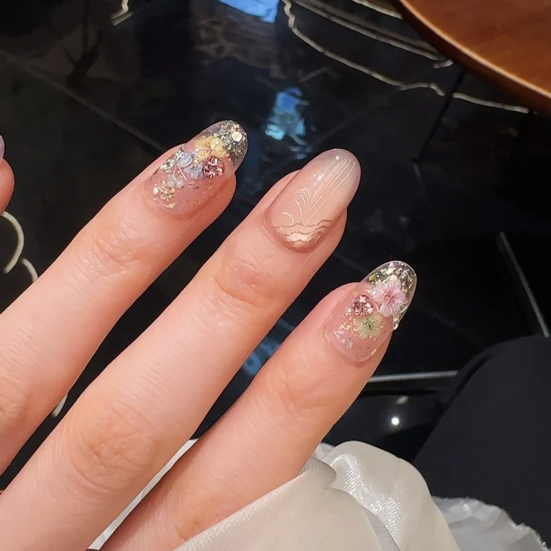 Elegante florale Nagelkunst Karnz