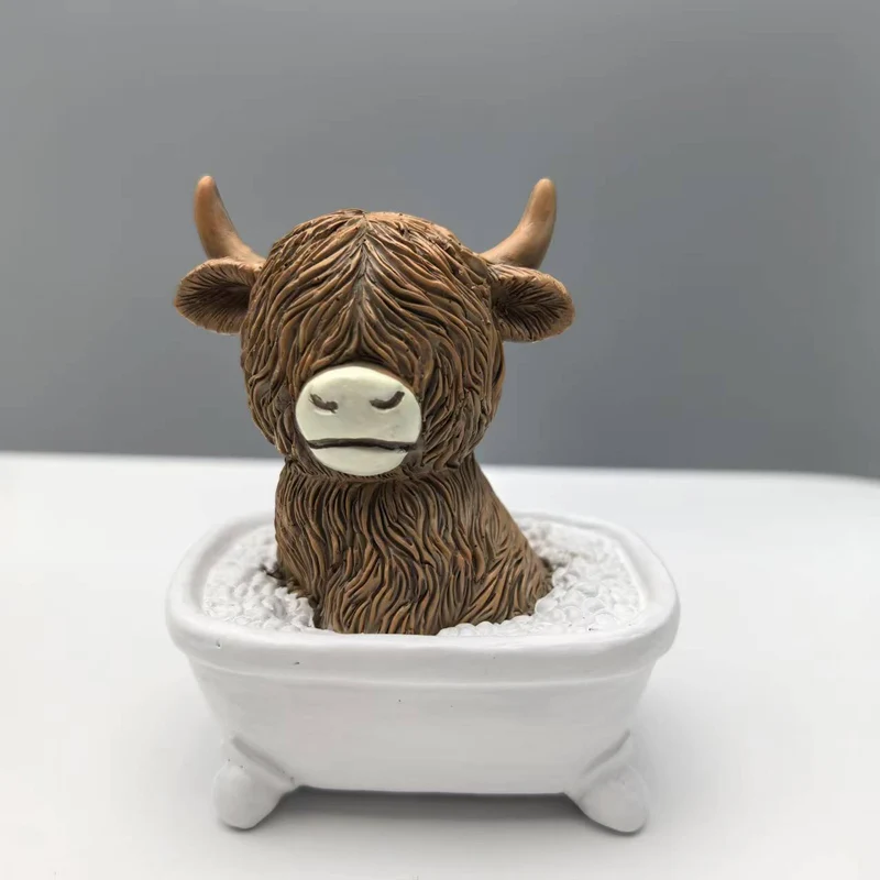 Lustige Dekofigur eines Highlandrinds in Badewanne Karnz