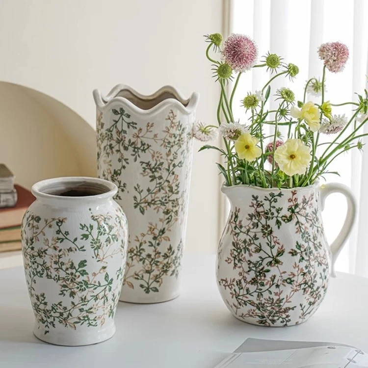 Handgefertigte Keramikvase mit floralen Motiven Karnz