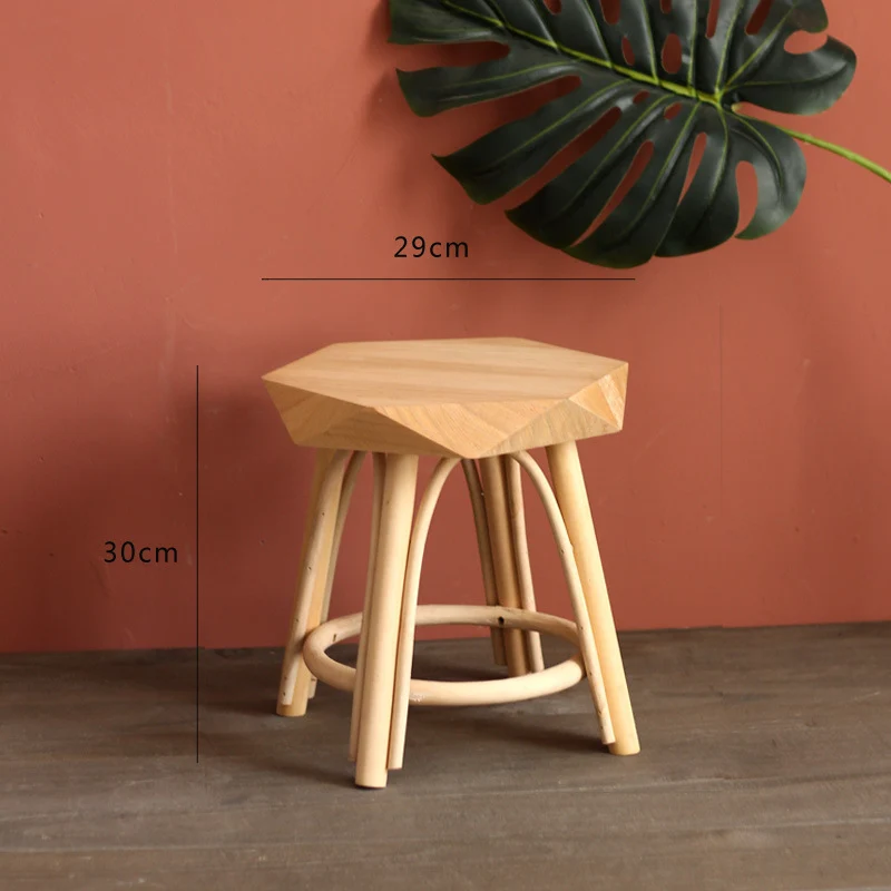 Moderner Hocker aus massivem Holz Karnz
